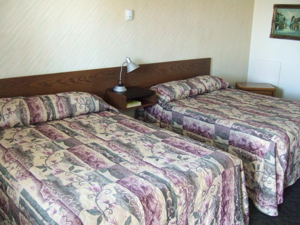 Wild Rose Inn Vegreville Room photo